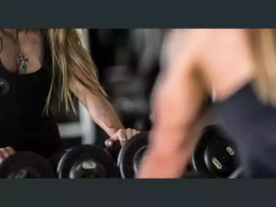 المركبات والجرعات الأكثر أمانا لنمو العضلات للنساء